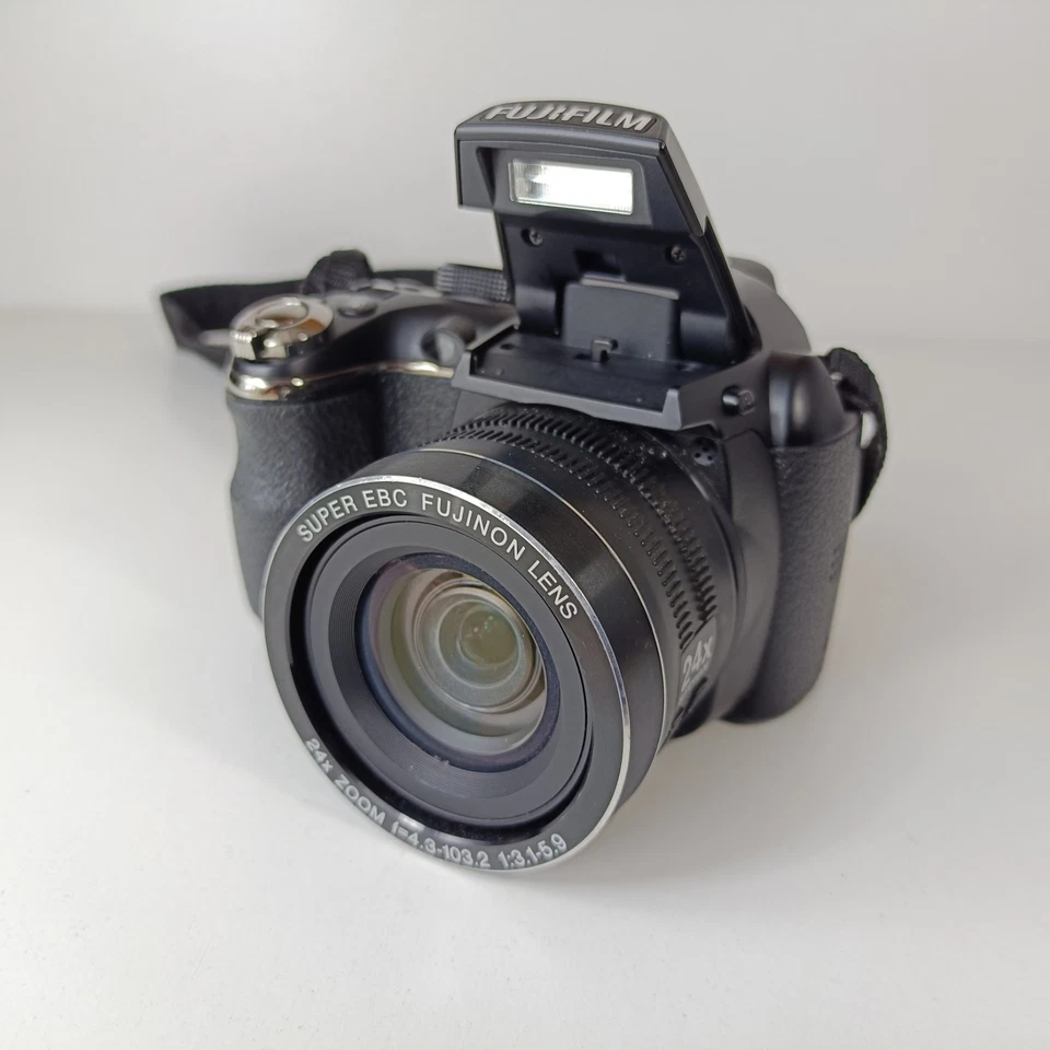 Fujifilm FinePix S4240 14.0MP Digital Bridge Camera 24X Zoom lens, photo 2 of 5