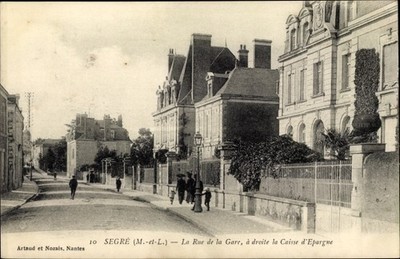 Postcard Segré Maine et Loire, La Rue de la Gare, a droite la Caisse... - 3070178