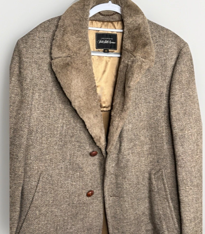VTG Men’s SZ 44 Saks 5th Ave Tan Herringbone Heavy Wool Overcoat Faux Fur Collar - Image 4 of 4