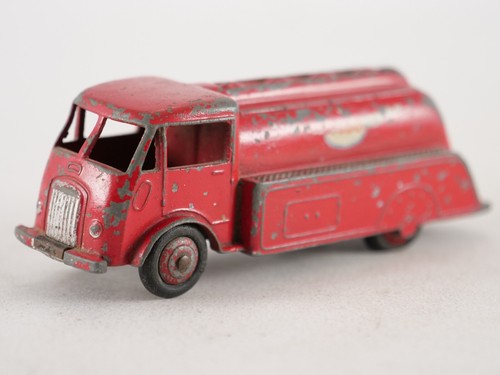 Dinky Toys F N°25 - Camion Citerné Ford ESSO - Rouge - Échelle 1/50 - Occasion