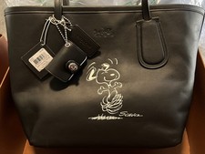 SUPER RARE 2015 Coach Peanuts NWT Taxi Tote 24 Snoopy 36495 SV/Black Bag