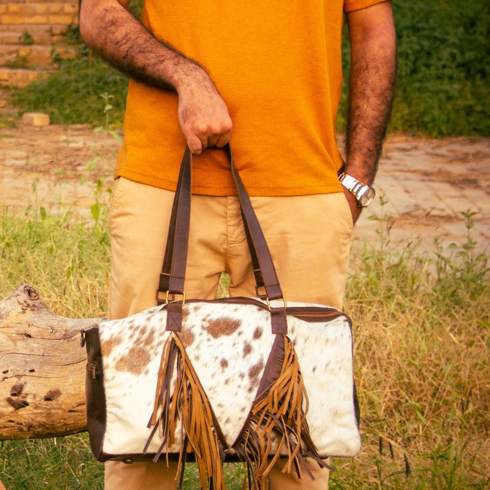Echte Hair-On Kuhhaut-Leder-Duffle Bag mit Lederfransen-Akzenten. - Bild 2 von 4