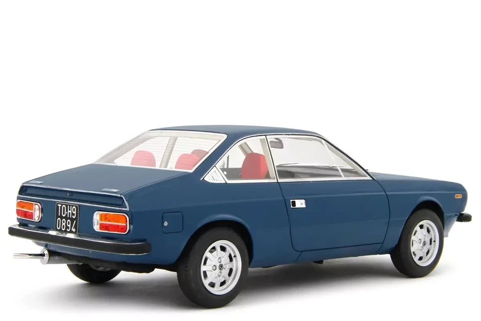 LAUDORACING MODEL 1:18 AUTO RESINA LANCIA BETA COUPE 1.6-1.8 1973 BLU     LM188D - Immagine 2 di 3