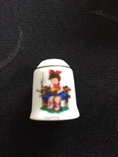 Fingerhut von Goebel - Hummel &ldquo;M&auml;dchen auf der Bank&rdquo;