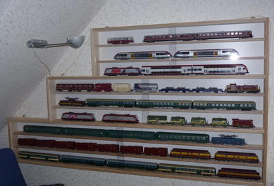 VitrinenSchmidt  HO Vitrine Modelleisenbahn H0 Linke Dachschräge  Treppenhaus