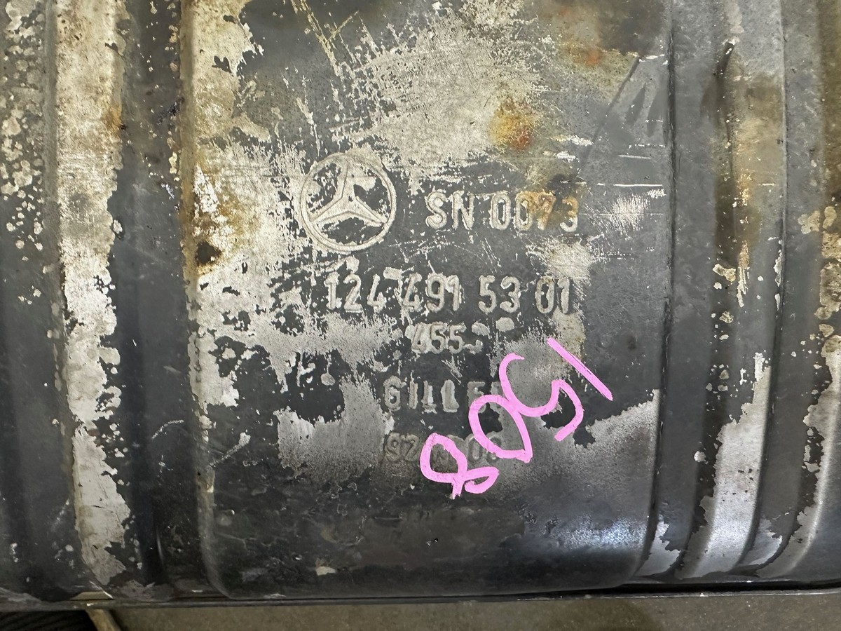 ベンツ124-E500程度良好の純正マフラーNO-1244916001 触媒なしの純正フロントマフラーです。純正部品で中東向けのフロント