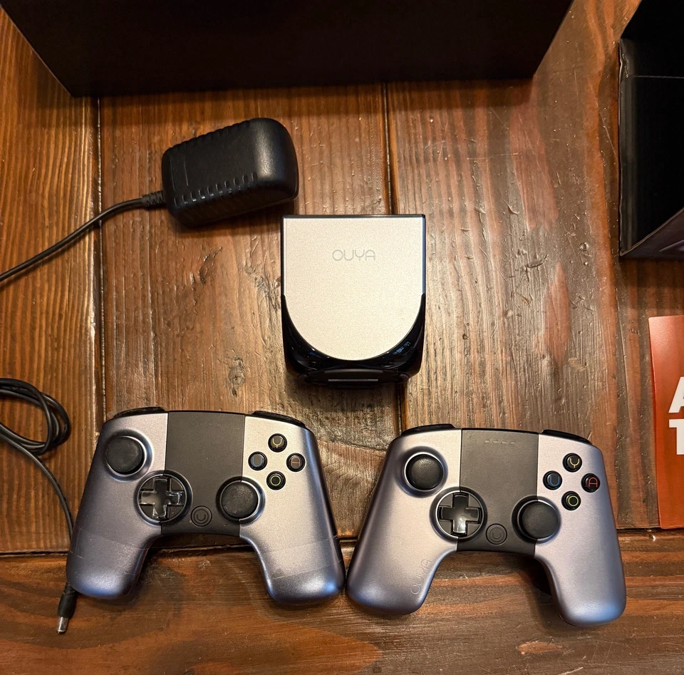 Игровая консоль и контроллер OUYA с дополнительной коробкой контроллера в комплекте - Изображение 2 из 4