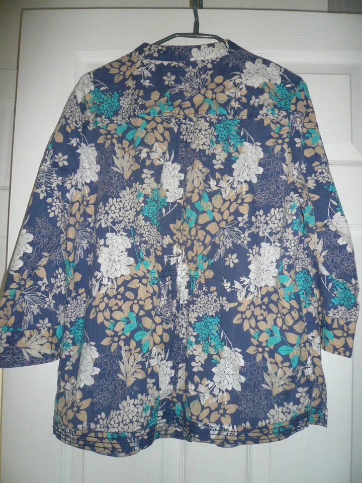 Debenhams blue floral blouse/shirt size 18 (20) cotton Maine white fawn fab con - Image 3 of 3