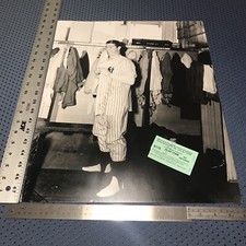 joe dimaggio autograph Very Large Photo 20 X 16 Joe In The Clubhouse With Stub