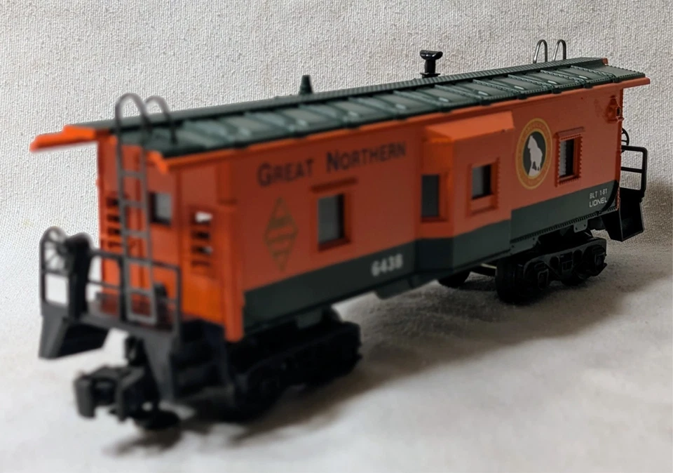 Lionel 6-6438 Great Northern Illuminated Bay Window Caboose - Image 2 of 4