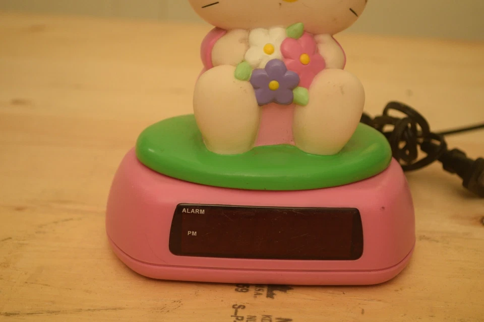 Vintage Sanrio NL-HKC206 Hello Kitty Bedroom Night Light Digital Alarm Clock - Image 3 of 4