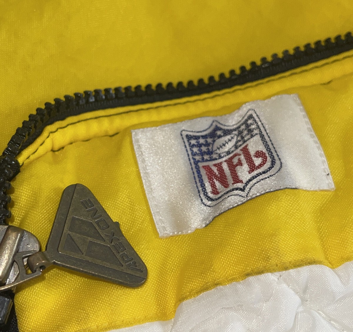 VTG NFL Pro Line Apex One Pittsburgh Steelers Mens XL Puffer VTG NFL Pro Line Apex One Pittsburgh Steelers Mens XL Puffer