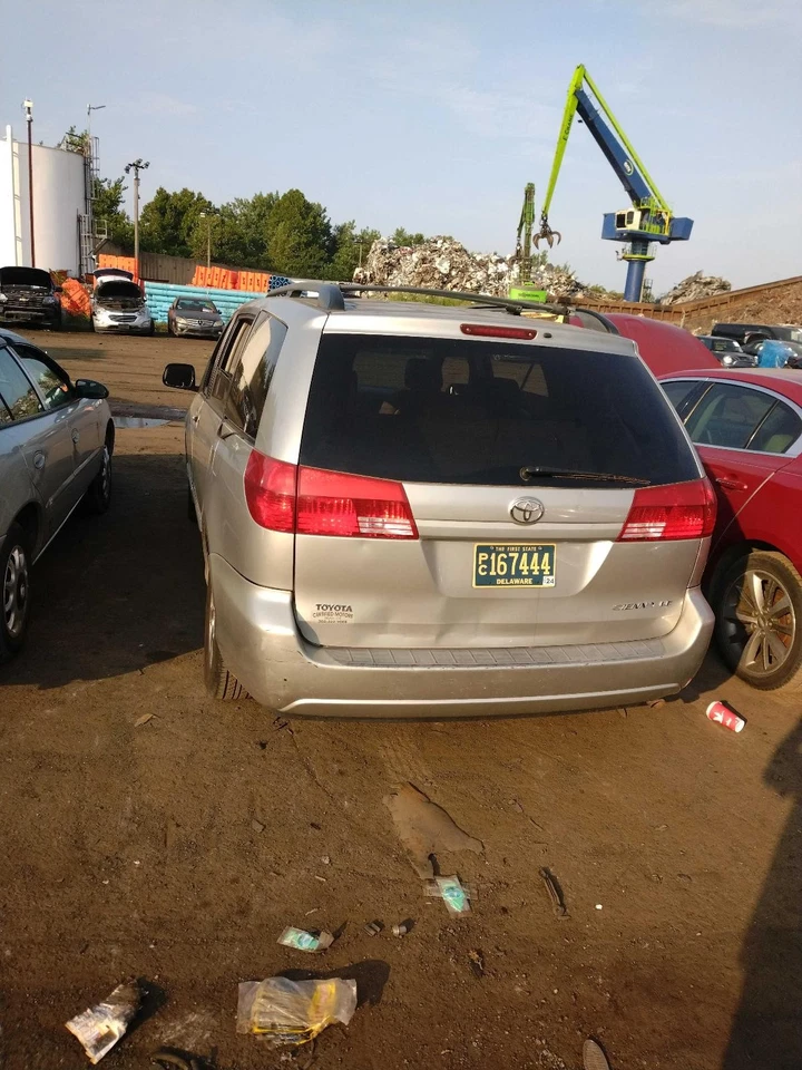 2005 Toyota Sienna Left Fender Silver 393940 Used 143K Miles OEM Quality - Image 4 of 4