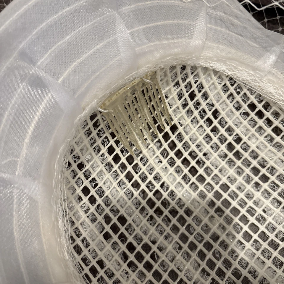 Sombrero de novia vintage con velo años 80 perlas y flores con peine Foto 3 de 4