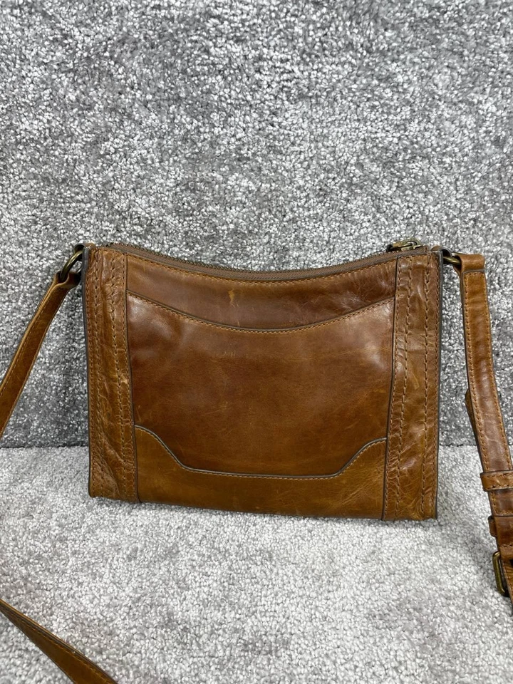 Bolsa Frye Feminina Melissa Couro Marrom Zíper Interno Bolso Alça Ajustável Transversal - Imagem 3 de 4