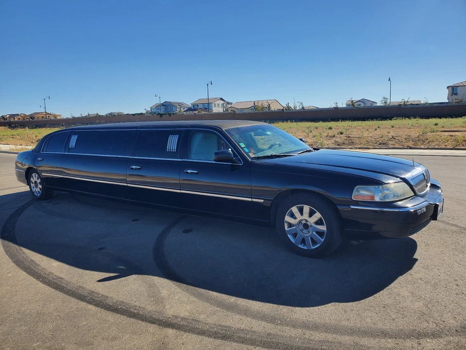 2004 Lincoln Town Car EXECUTIVE Stretch Limousine - Image 3 of 4