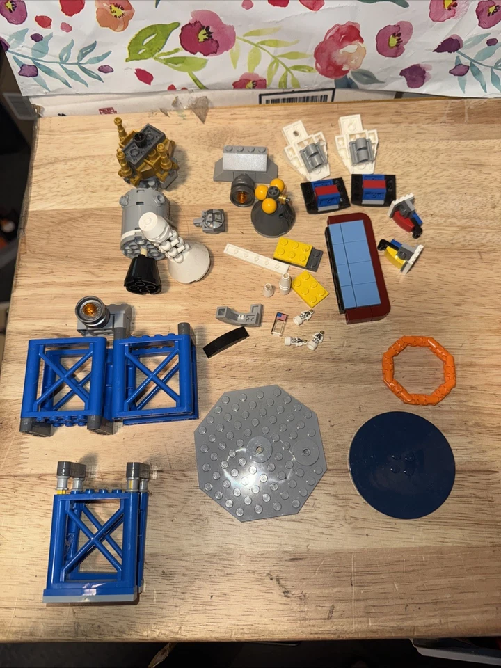 Lego NASA Apollo Saturn Rocket INCOMPLETE.  See Pictures.  All Pics Will Be Sent - Image 2 of 4