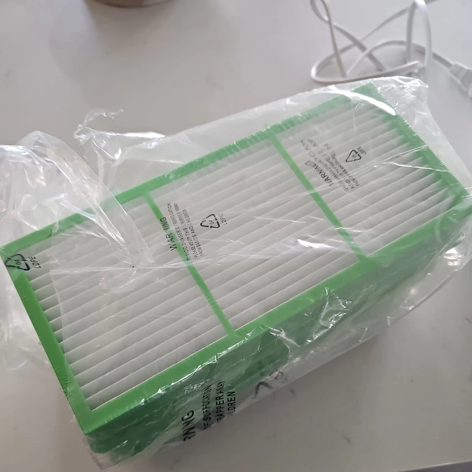 Mini torre Bionaire Aer1 con purificador de aire de filtración HEPA verdadero blanco Foto 4 de 4