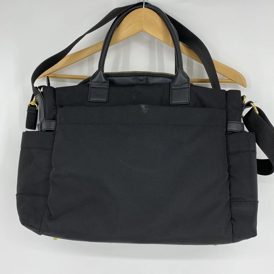 Bolso de pañales Skip Hop negro Chelsea Downtown bolso dorado herrajes bolsillos para bebés Foto 4 de 4