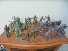 LOUIS MARX & CO. GREEN & GREY MILITARY SOLDERS VINTAGE FIGURAL FIGHTING ARMY MEN