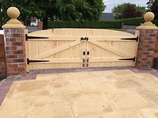 WOODEN DRIVEWAY GATES! 4FT HIGHEST POINT x 10FT WIDE (TOTAL)