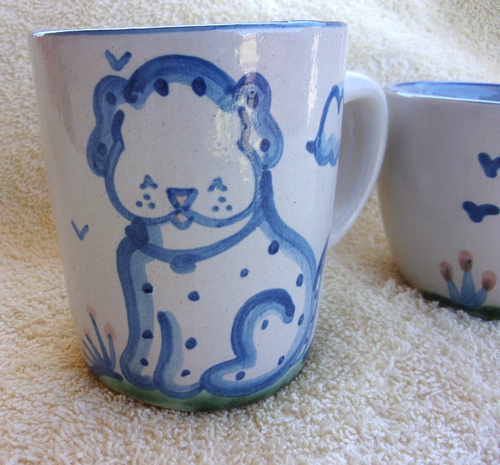 VINTAGE M.A. HADLEY POTTERY USA - 2 HAND PAINTED SPOT DOG MUG & CUP "THE END" GU - Picture 3 of 8