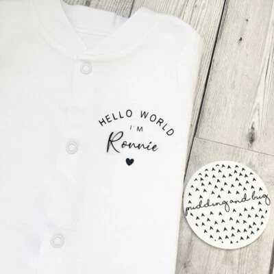 PERSONALISIERTER "HELLO WORLD" Unisex Baby Schlafanzug Strampler Baby Ankündigung