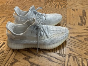 yeezy left shoe