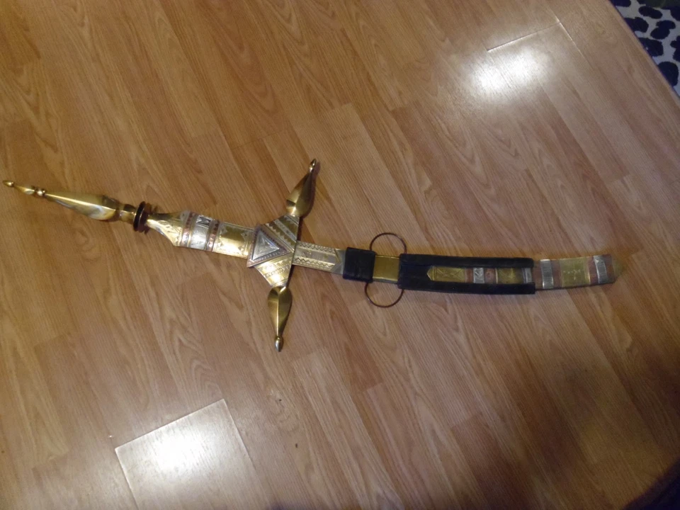 Antigua espada cermonial de latón macizo 48 x 18 grabada a mano plata cobre cuero Foto 4 de 4