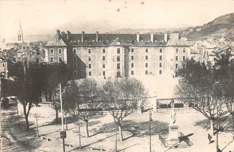 HAUTES ALPES - GAP - Place Ladoucette et la caserne Desmichels - Le Mont Ceûse