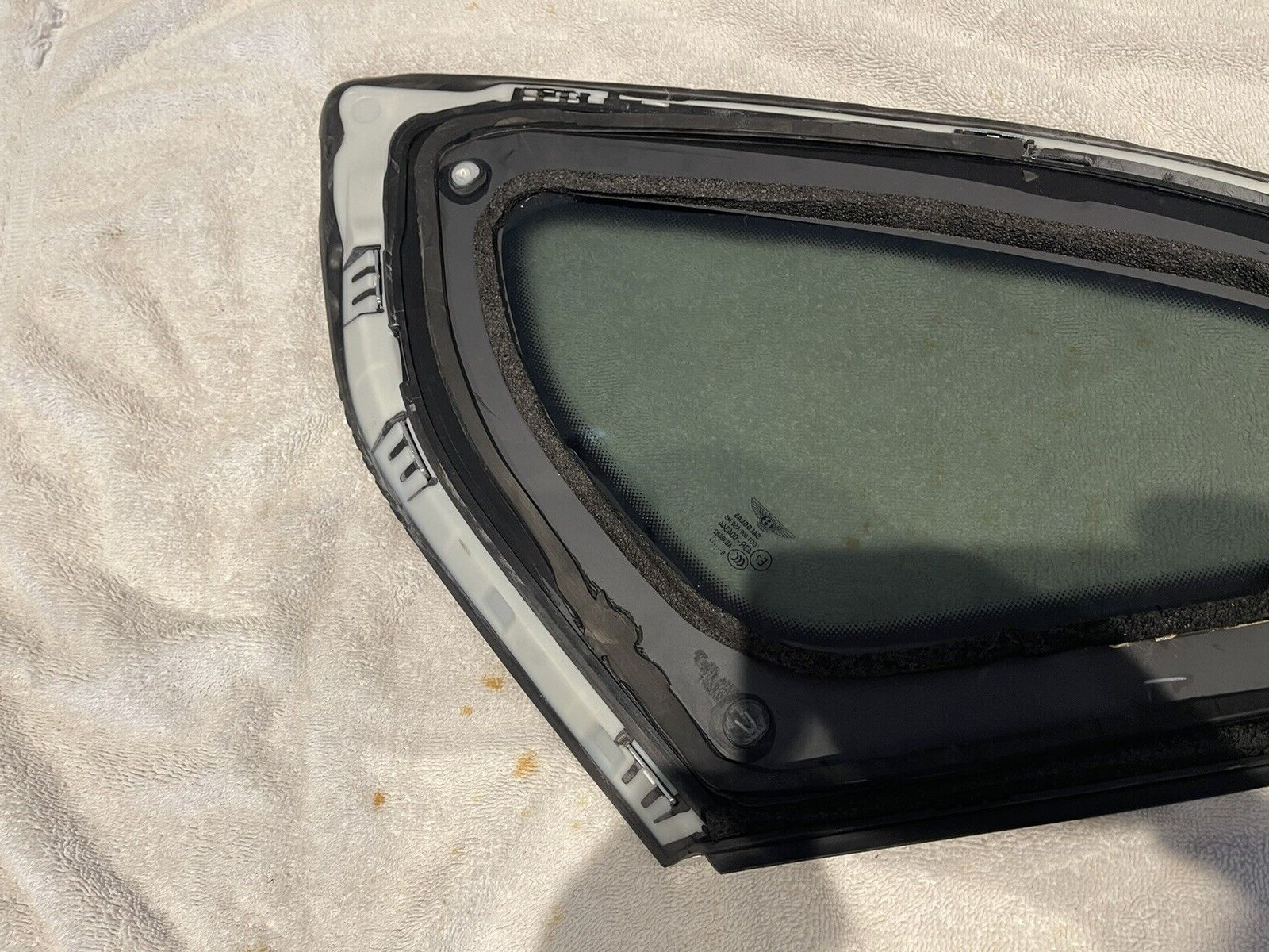 2016-20 BENTLEY BENTAYGA REAR LEFT GLASS QUARTER VENT WINDOW CORNER PANEL TRIM