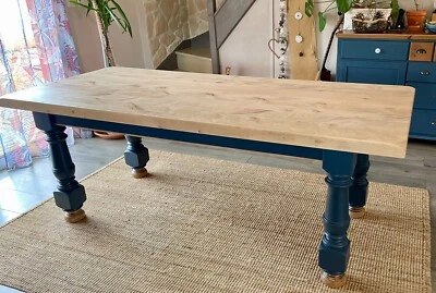 Table de ferme ancienne en bois massif de hêtre rénovée avec plateau en bois - Photo 1/4