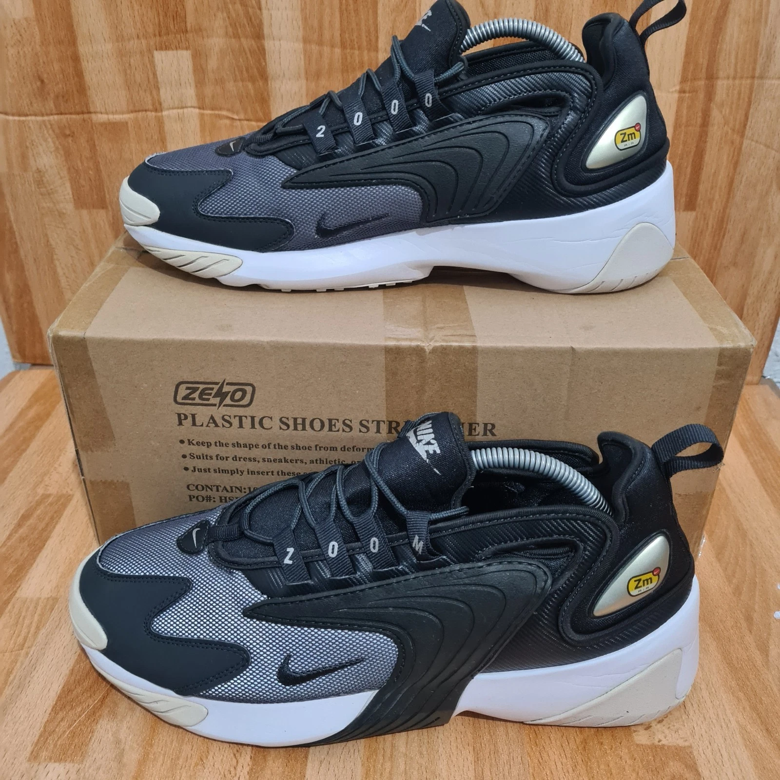Nike Zoom 2K Taglia UK 9 EU 44 Nero e Riflettente Scarpe Uomo Sneakers