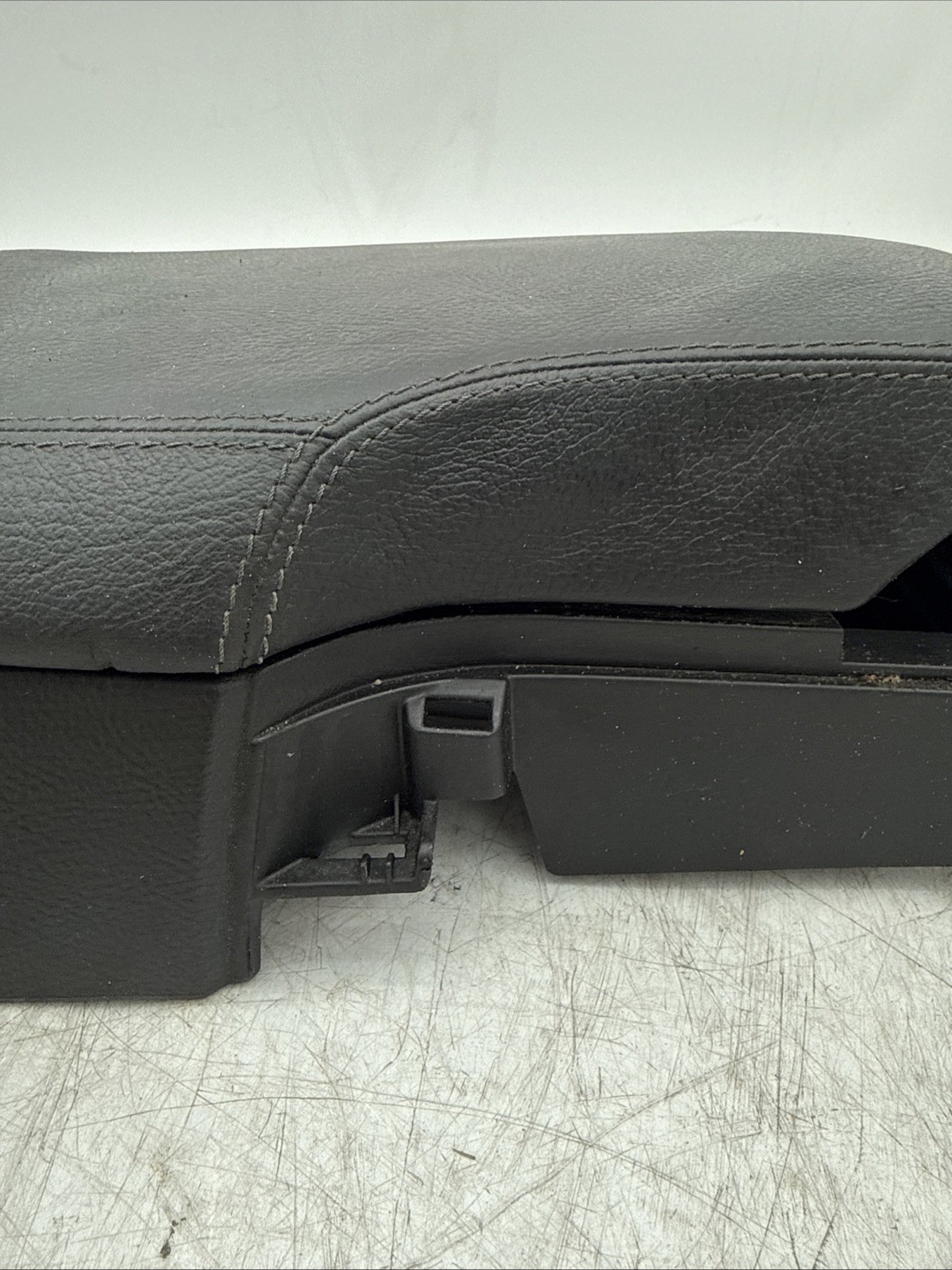 05-13 CHEVROLET CORVETTE C6 FRONT CENTER CONSOLE ARM REST LID ASSEMBLY BLACK OEM
