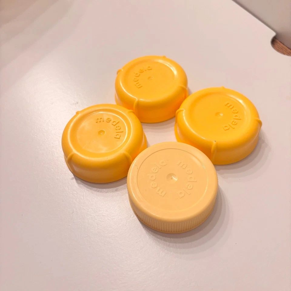 Juego de 4 tapas de biberón amarillas Medela para contenedores de almacenamiento de leche materna Foto 2 de 2