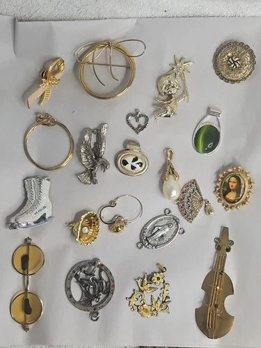 Vintage Mixed Jewelry Lot 20 Brooches Pins Pendants Costume Estate Find