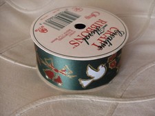 un rouleau ruban motifs decos Noel - fond vert - 2,74 metres 