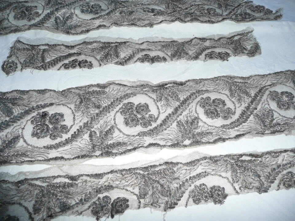 éléments de col ancien et ses manches en dentelle et fil métallique argenté - Photo 4/4