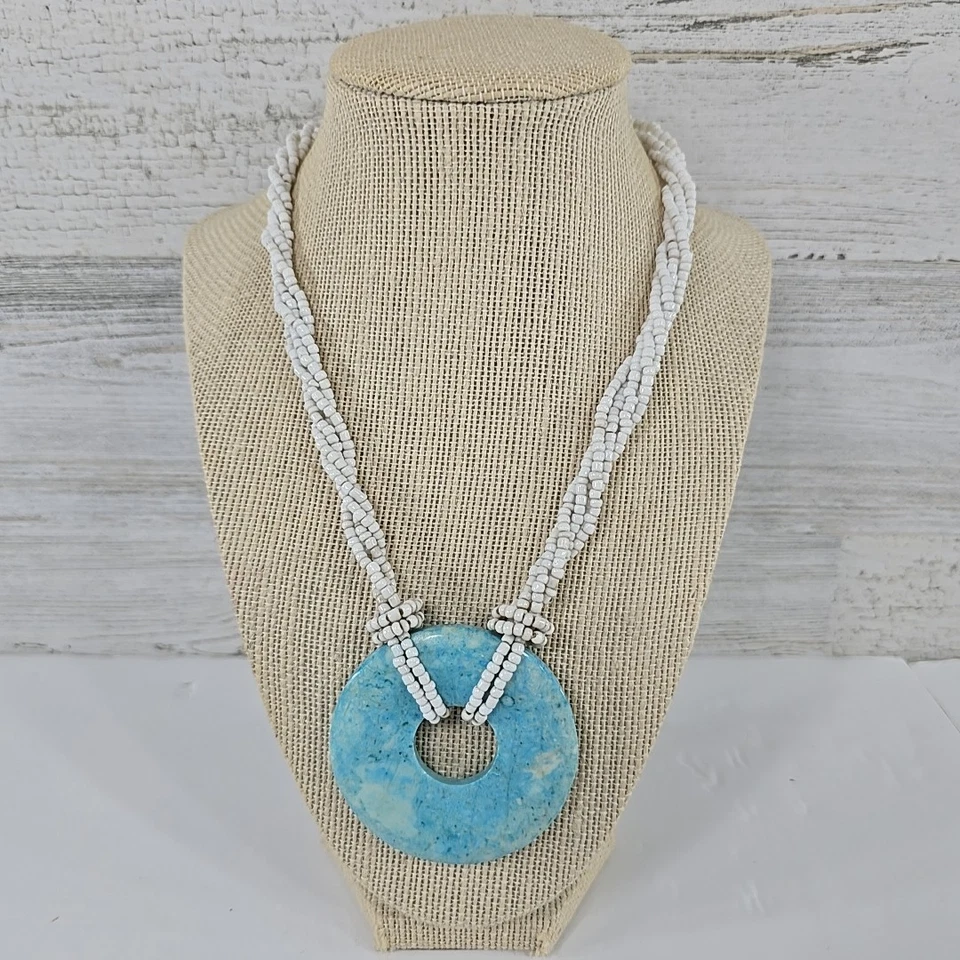 COLLAR CUENTAS SEMILLA BLANCA CON UN GRAN COLGANTE REDONDO TURQUESA (19 de largo)... Foto 2 de 4