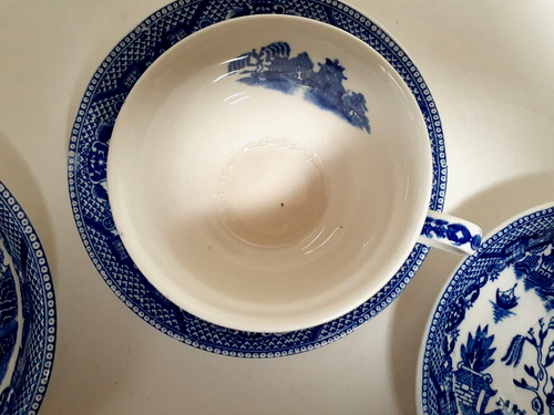 VINTAGE BLUE WILLOW COFFEE CUP & SAUCERS & BERRY DESSERT BOWL MADE IN JAPAN - Picture 7 of 23