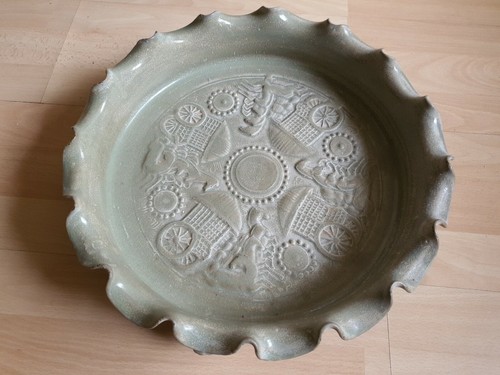 Chinese Longquan Celadon Greenware Scalloped Light Green Tripod Censor - Picture 5 of 12