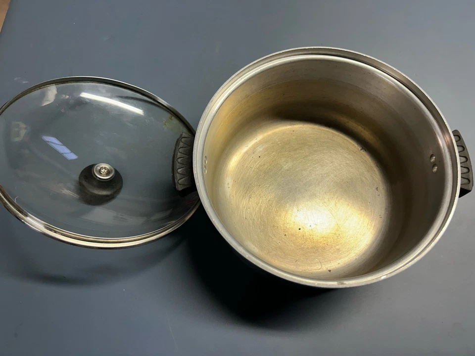 Tapa y asas laterales vintage de aluminio Vogue Stock Foto 4 de 4