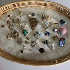 Lot Of 32 Vintage Brooches Pins Various Sizes and Style only one missing stones