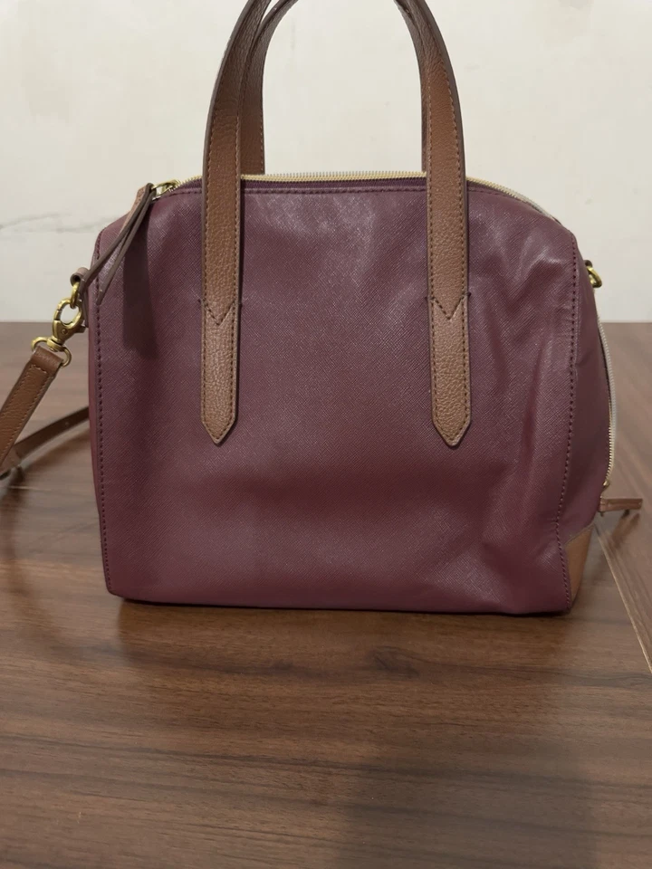 Cartera Fossil Sydney en cabernet saffiano con ribete de cuero marrón Foto 4 de 4