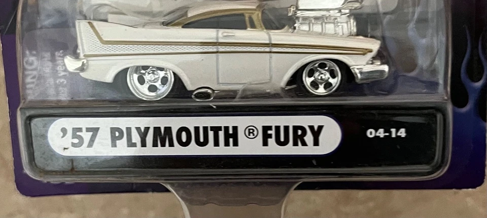 Muscle Machines  '57 Plymouth Fury white 1:64 scale Die-Cast Car 04-14 - Image 2 of 4