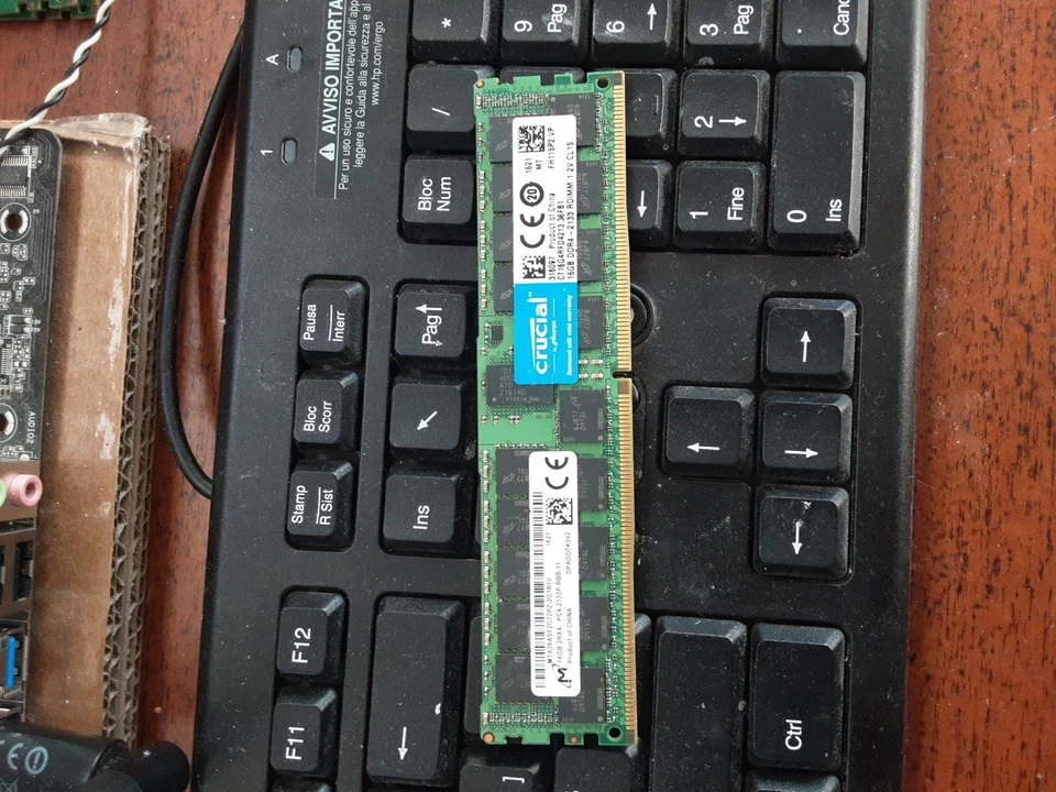 Server Ram Modello Crucial Ct16G4Rfd4213.36Fb1 16Gb Ddr4 2133Mhz Ecc Reg - Immagine 3 di 4