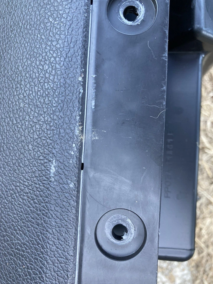 Guantera Ford Mustang 2010-2013 OEM usada vendida como está Foto 4 de 4