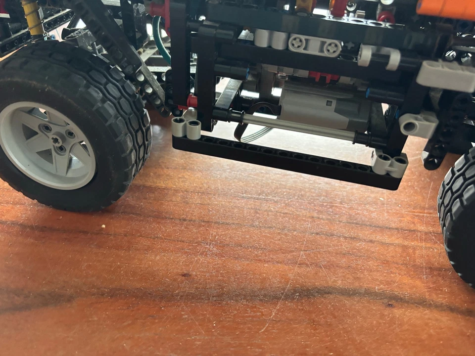 LEGO TECHNIC 8110 : Mercedes-Benz Unimog U 400 Elektrisch und Hydraulisch - Bild 3 von 4