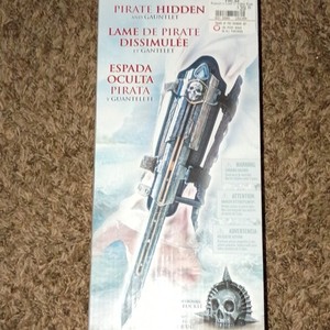 McFarlane Toys Assassin's Creed Pirate Hidden Blade Gauntlet Replica Skull Buck…