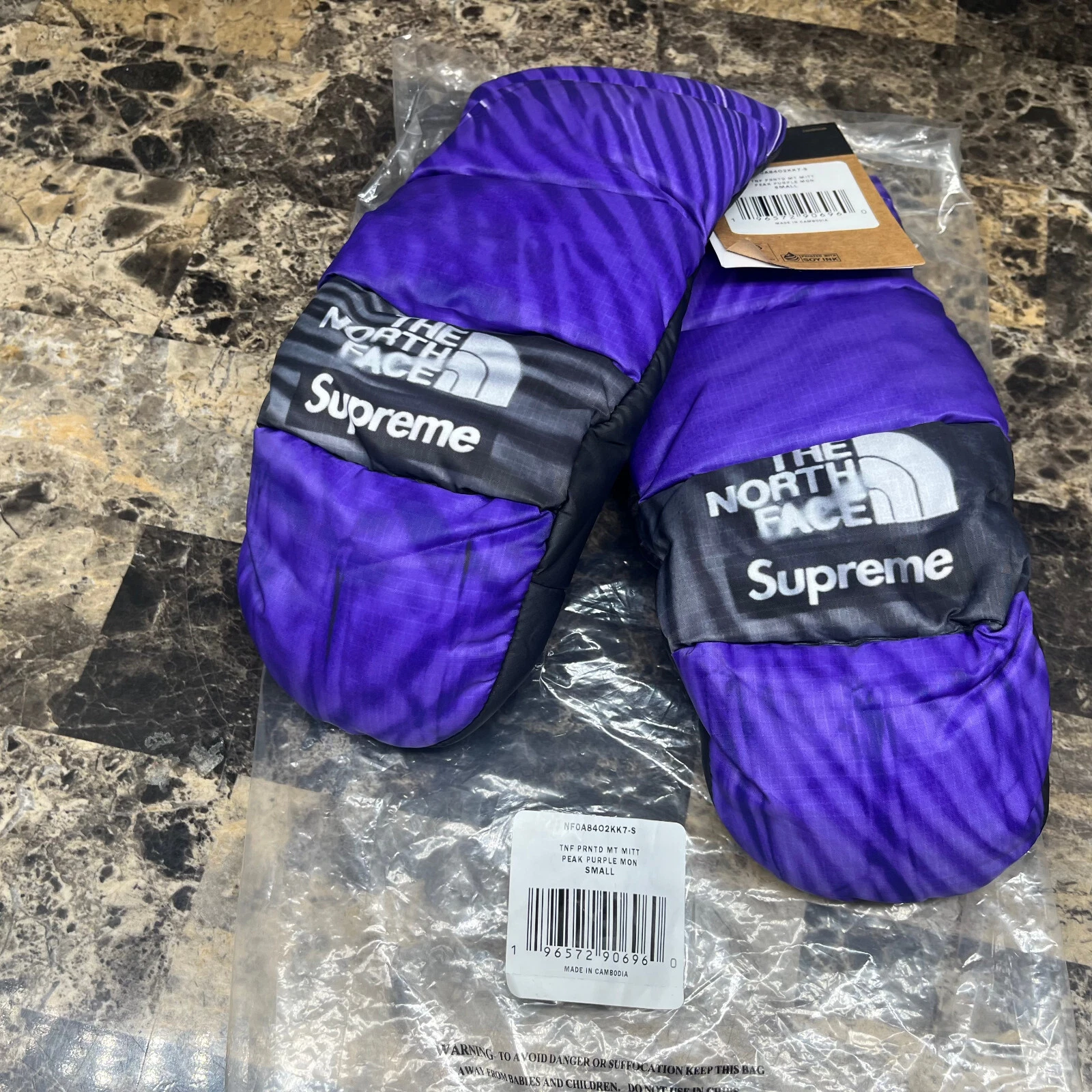 Supreme x The North Face imprimé Montana trompe l'œil mitaine violet adulte petit